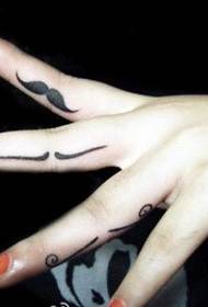 un modello di tatuaggio baffi dito ragazza
