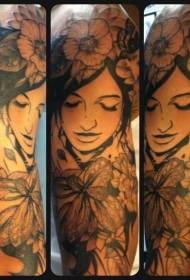 Svartvitt kvinnlig porträtt av gammal skola med olika blom- tatueringsmönster