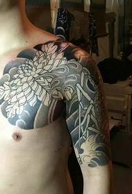 Crayfish uye chrysanthemum yakasanganiswa nehafu tattoo