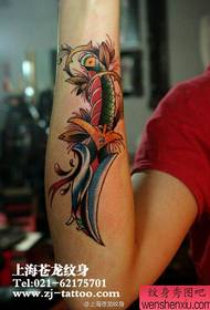 Djevojčica za ruku, uzorak tetovaže bodeža
