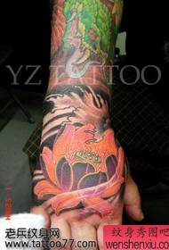 Χέρι χρωματιστό σχέδιο τατουάζ λωτού