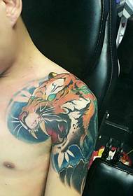 Modèle de tatouage demi-un tigre individuel et énergique