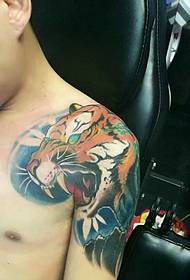 Modello di tatuaggio mezzo tigre individuale ed energico