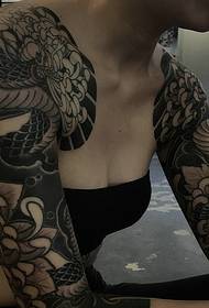 Modeli i tatuazheve gjysëm të blinduara me bukuroshe seksi është shumë dominues