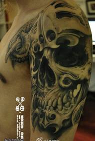 Patrón de tatuaje de calavera facial