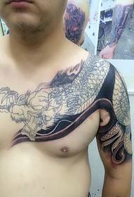 Il modello del tatuaggio del drago a spalla semi armata è molto chic