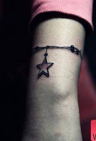 Modello di tatuaggio da polso a stella con cinturino a stella a cinque punte
