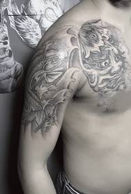 Njia ndogo ya tattoo ya nusu ndogo iliyochanganywa na squid na prajna