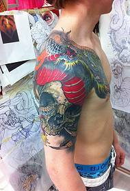 Umdwebi we-tattoo wase-Italiya uDaniel Trabucco's tattoo wezempi ongudlame
