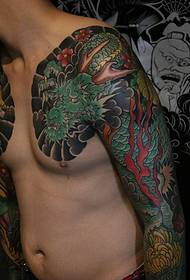 Cool a atraktivní dvojitá hemisféra dračí tetování vzor