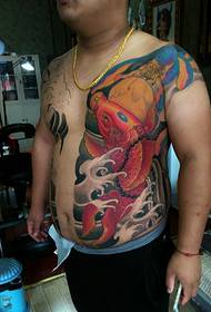 Potężny męski tatuaż w dużym kolorze w połowie koloru