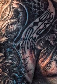 Primamljiv uzorak polu-naoružanog zmajevog tetovaža