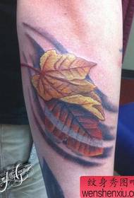 Kol rengi akçaağaç yaprağı dövme deseni bırakır