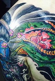 L'uomo dovrebbe provare il bel tatuaggio a metà petto