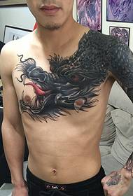 Rėkia per petį, pusnuogė drakono tatuiruotės tatuiruotė