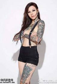 Model de tatuaj cu flori cool la modă