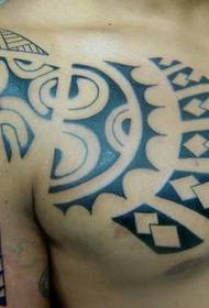 Simple at naka-istilong kalahating-totem tattoo