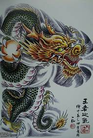 Un patrón dominante de tatuaje de dragón de chal de medio cuerpo