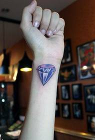 Meisje arm gekleurd diamant tattoo patroon