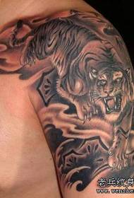 Tatuaż na ramieniu tygrysa górskiego