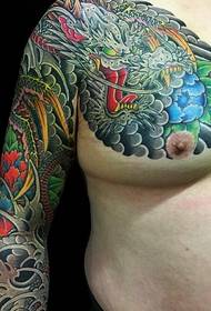 Uzorak tetovaže dvostruke hemisfere dominirajuće boje