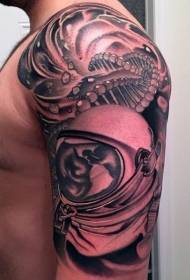 Foto misteriosa del tatuaje del astronauta del estilo futuro del hombro