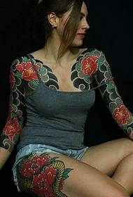 Ārzemju skaistuma divkāršās puskrāsas tetovējuma modelis ir ļoti dominējošs