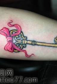 Modello di tatuaggio chiave arco popolare e bella