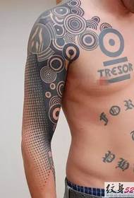 Vyro juodos pilkos pusės šarvų tatuiruotės paveikslėlis