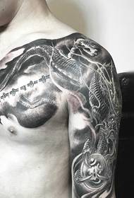 Szép fekete-fehér szanszkrit félhosszú tetoválás képe