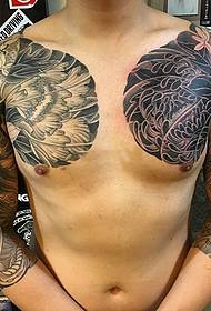 Snažan uzorak dvostrukog pola totemova tetovaža