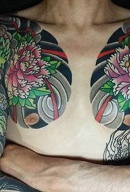 Hezký a atraktivní barevný tetování s dvojitým lemováním