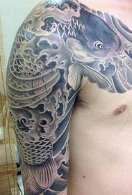 Mezzo tatuaggio di calamari alla moda d'atmosfera