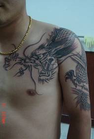 Tatuaggio classico a mezza armatura del drago atmosferico