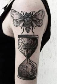 Padrão de tatuagem preta de inseto e ampulheta de braço
