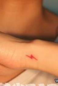 O brazo pequeno da nena, un pequeno patrón de tatuaxe de raios