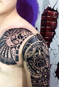 Tatuaggio maschile classico a mezza lunghezza