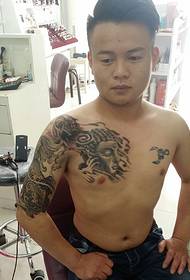 Ienfâldich kreaze en burstende helte fan 'e tatoo-ôfbylding