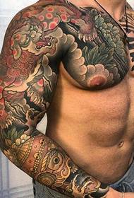Mænds dobbelte halve Totem-tatoveringstatovering fuld af charme