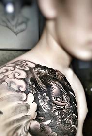 Bularreko erdiko zuri-beltzeko tatuaje eredua nagusi