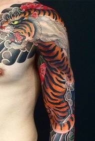 Tatuaggio mezzo maschile super maschile