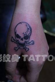 Mano pop classicu mudellu di tatuaggi di craniu totem