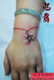 女孩手腕上的簡單五點星形手鍊紋身圖案