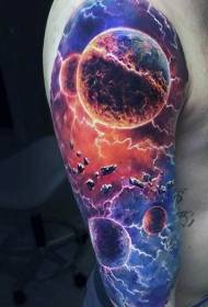 Wielkie ramię piękny wzór tatuażu kosmicznej planety