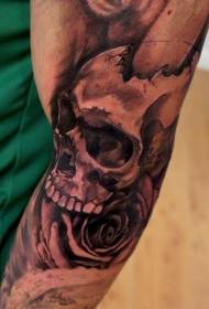 Common black enamel and rose tattoo pattern on the arm