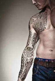 Mezza immagine potente e potente di un tatuaggio