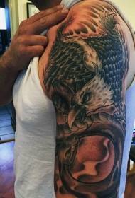Stara škola slikala je uzorak tetovaže orlova i zmija
