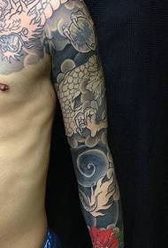 Szép és legyőzhetetlen félfekete-fehér gonosz sárkány tetoválás