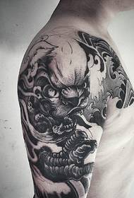 Vyriškas juodos ir baltos pusės šarvų tatuiruotės paveikslas