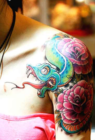 Motif de tatouage pivoine serpent moitié fille verte